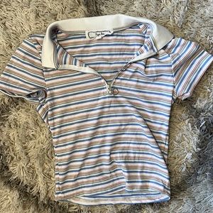 Fitted colored polo with a zipper.